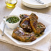 Gegrillte Lammsteaks mit Salsa Verde