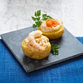 Gefülltes Gebäck mit Lachs und Riesengarnelen