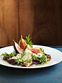 Rocket salad with pears, figs and Vacherin cheese