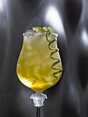 Cocktail mit Cidre und Limetten