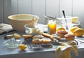 Zitronencreme-Muffins in Vorbereitung auf unordentlichem Küchentisch