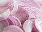 Sliced red onion (close-up)