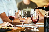Menschen trinken zusammen Rotwein in einer Bar