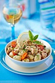 Gnocchi salad with tuna and tomatoes