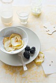 Apfelchips mit Brombeeren und Milch