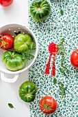 Grüne und rote Heirloom Tomaten