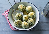 Spinach dumplings with nut butter