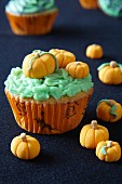 Halloween-Cupcakes verziert mit Marzipan-Kürbissen
