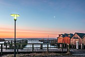 Hafen mit Fischerhäusern in Morgensonne, Ahrenshoop an der Ostsee