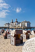 Strandkörbe am Kaiserpavillon auf der Selliner Seebrücke, Sellin, Ostseebad auf Rügen