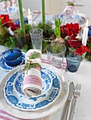 Blau-weisses Gedeck mit Serviette auf weihnachtlich gedecktem Tisch