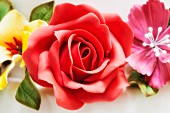 Zuckerblumenkranz mit roter Rose