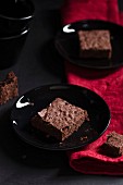 Brownies auf schwarzen Tellern