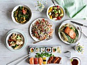 Teriyaki-Lachs, Vietnamesischer Salat, Sushi, zwei Hähnchengerichte und Obstsalat