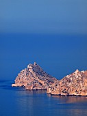 Ganz in blau - Blick auf die mächtige Felsenküste bei El Jebha an der Mittelmeerküste Marokkos
