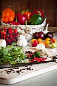 Gemüsestillleben mit Chilischoten, Tomaten, Paprika, Knoblauch, Koriandergrün und Pfeffer