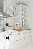 weiße, skandinavische Küche mit Shabby Deko und modernem Edelstahl Dunstabzug