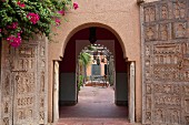 Blick durch Portal in den Beldi Country Club, Hotelanlage vor Marrakesch, Marokko