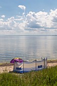 Windschutz auf dem Strand am Palmer Ort auf der Halbinsel Zudar, Rügen