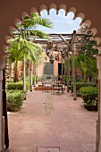 Beldi Country Club, Hotelanlage vor Marrakesch, Blick aus dem Hotelzimmer auf die Terrasse
