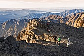 Abstieg vom Gipfel des Jebel Toubkal im Hohen Atlas, Marokko