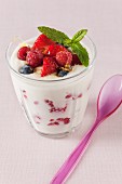 Yoghurt with berries, honey and mint
