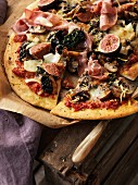 Pizza mit Prosciutto, Feigen und Pilzen