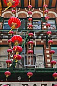 Asiatische Lampionketten an Fassade in Chinatown (San Francisco)