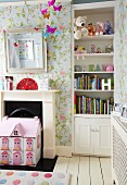 In Wandnische eingebautes Regal mit Kuscheltieren und Büchern, florale Tapete und rosa Puppenhaus vor einem Kamin