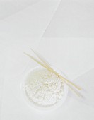 Gedämpfter Reis in weisser Schüssel auf weißem Untergrund