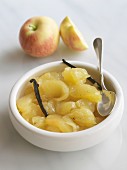 Apple compote with vanilla pods
