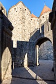 Porte Narbonnaise an der Ostseite der Zitadelle von Carcassonne (Frankreich)
