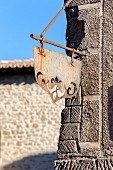 Metallschild an Gebäude in der Zitadelle von Carcassonne (Frankreich)