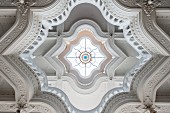 Blick auf das Kuppelfenster im Kunstgewerbemuseum in Budapest - Das Bauwerk der ungarischen Sezessionsarchitektur wurde zwischen 1893 und1896 nach den Plänen von Ödön Lechner und Gyula Pártos gebaut