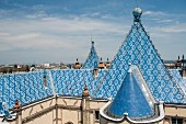 Das hellblaue Keramikdach des Staatlichen Geologischen Instituts in Budapest (Ausschnitt)