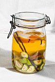 Ansatz für selbstgemachten Vin de noix (Nusswein) im Einmachglas