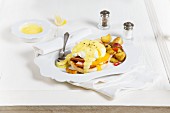 Eggs Benedict mit Kartoffeln zum Frühstück
