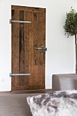Rustikale Zimmertür mit schmiedeeisernem Beschlag und Türriegel