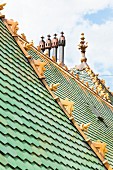 Architektur im Sezessionsstil von Ödön Lechner - das bunte Dach der ehemaligen Postsparkasse aus Pyrogranite, Budapest, Ungarn (Ausschnitt)