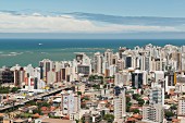 Häusermeer einer brasilianischen Küstenstadt