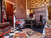 Verkaufsraum eines Teppichladens in der Medina von Asilah, Marokko