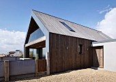 Modernes Holzhaus mit Terrasse am Sandstrand, Rye, England