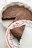 Einfacher Schokoladenkuchen, angeschnitten
