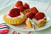 Puff pastry tartletts with strawberries and yogurt cream