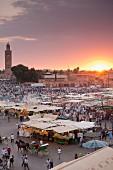 Blick auf das allabendliche Volksfest am Djemaa el Fna, Marrakesch, Marokko