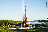 Segelboote aus Holz im Hafen von Althagen bei Ahrenshoop auf dem Darß, Ostsee, Deutschland