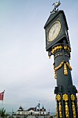Die Jugendstil-Uhr vor der Ahlbecker Seebrücke, Usedom, spendete ein Kurgast