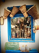 Kunsthandwerkliche Musikinstrumente werden in der Medina von Essaouira, Marokko, angeboten