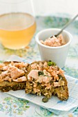 Brot mit Lachs-Rillette