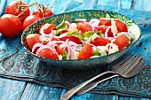 Tomatensalat mit Zwiebeln und Basilikum